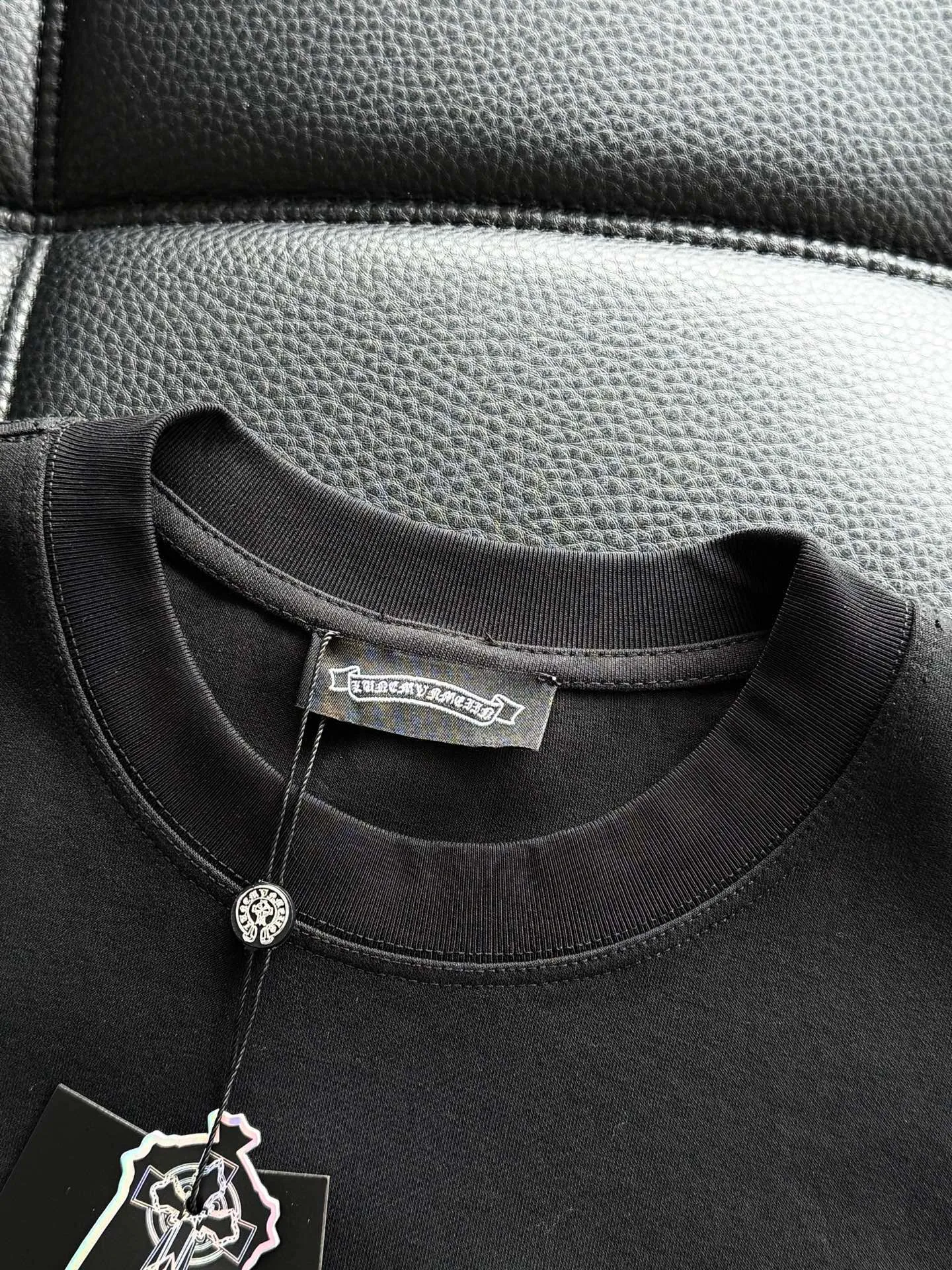 P408 💰ChromeHearts Chrome Heart Round Neck Sweater Long Sleeve The pursuit of quality guarantees the absolute quality! Using double-sided cotton fabric, the texture is clearly visible, the texture is soft, delicate and smooth, custom three-dimensional embroidery ➕ patchwork and leather craftsmanship, full of drape! The workmanship is fine and the shoulder lines are smooth. All imported chain machines are used to make the shoulder rolling strips. It has a certain thickness and is not made of cheap material but has a shiny feel that is comfortable and not tight on the upper body. It is the most avant-garde street item that can be easily matched by both men and women!  Color: black white Size: m-3xl Style number: 3582